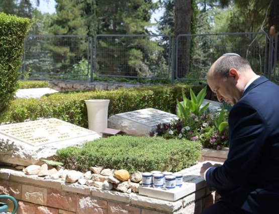 بانيت يزور قبر صاحبه إيمانويل مورينو فور إستلام الحكم .. تعرف عليه